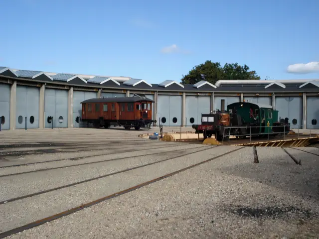Billede af HVJ M 5, tidligere TKVJ M 5 fotograferet ud for Danmarks Jernbanemuseum ved Odense Banegård Center.