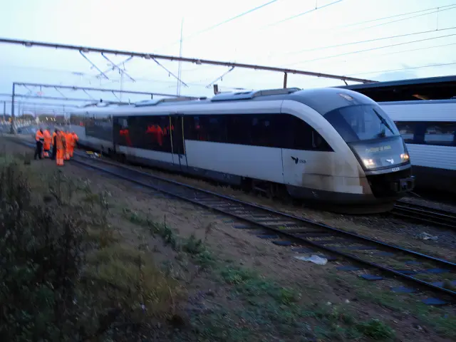 Billede af DSB MQ 4119-4919, som er  afsporet ved Odense Banegård Center.