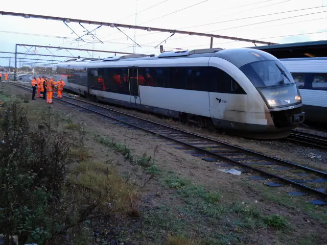 Billede af DSB MQ 4119-4919, som er  afsporet ved Odense Banegård Center.