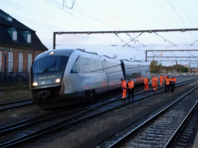 Billede af DSB MQ 4119-4919, som er  afsporet ved Odense Banegård Center.
