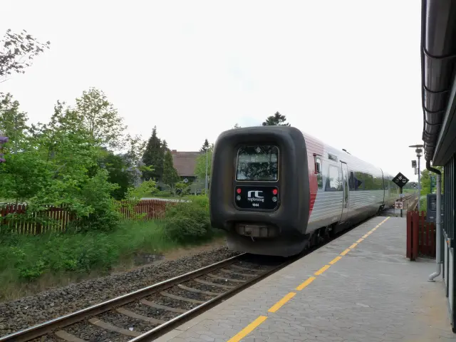 Billede af RT MF 1044, tidligere GDS-HFHJ MF 1044 - fotograferet ud for Avnede Station.