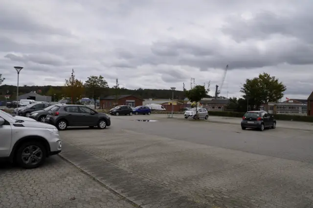 Billede af Aabenraa Nørreport Station, som lå til venstre i billedet. Her set med retning mod Amtsbanegården.