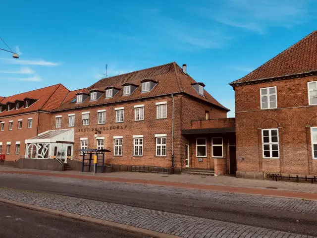 Billede af det gamle Posthus ved Nakskov Station.