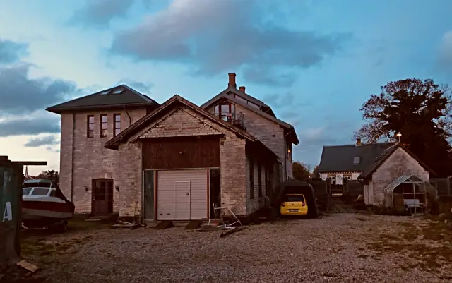 Billede af remisen ved Rødvig Station.