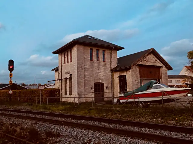 Billede af remisen ved Rødvig Station.