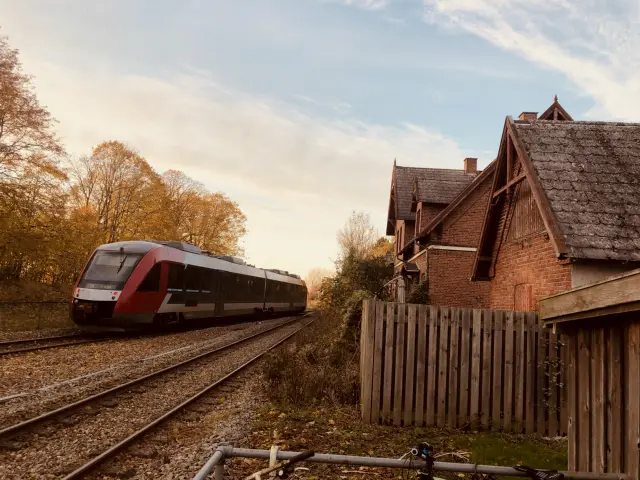 Billede af tog ud for Klippinge Station.