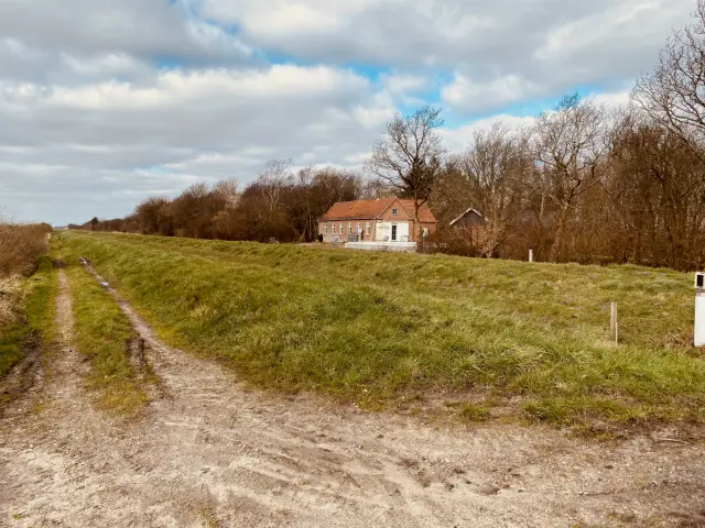 Billede af Daler Holdeplads, som blev nedrevet i 1923 og afløst af en rødstensbygning, som i 1947 overgik til beboelse.
