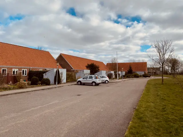 Billede af Højer Station, som blev nedrevet i 1982 (eller måske først i 1985?) og har ligget bagerst i billedet.