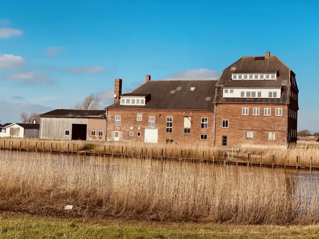 Højer Sluse Station station havde et havnesport, som endte her ved Tangmelsfabrikken eller Vidåfabrikken, som blev grundlagt i 1918.