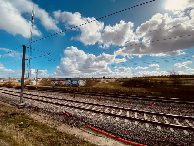 Billede af der hvor det nedrevne Oppe Sundby Station har ligget på modsatte side af sporet.