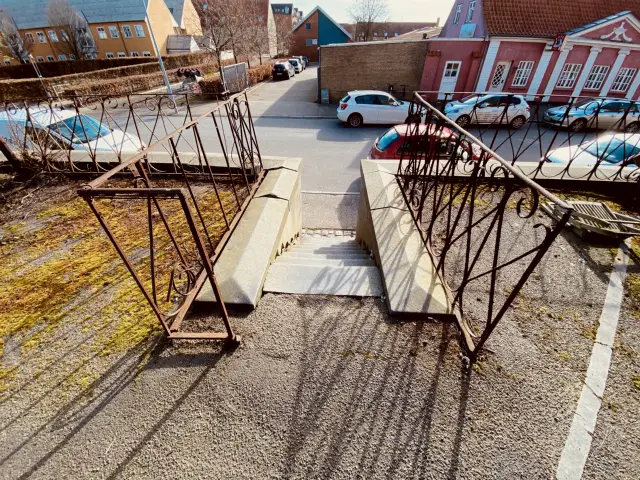 Billede af den slidte trappe til perron 1 på Fredericia Banegård, der var i brug 1869-1935.