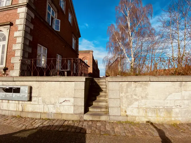 Billede af den slidte trappe til perron 1 på Fredericia Banegård, der var i brug 1869-1935.