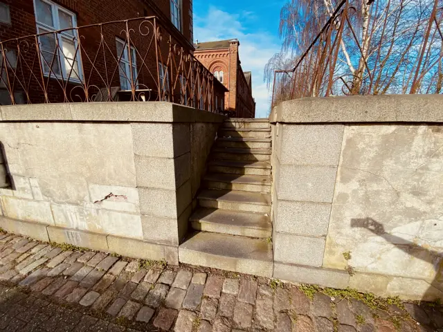 Billede af den slidte trappe til perron 1 på Fredericia Banegård, der var i brug 1869-1935.