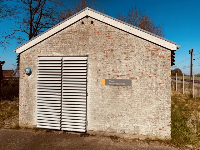 Billede af Jegerup Billetsalgssted, som er nedrevet, men har ligget her, hvor Vojens Fordelingsstation ligget nu.