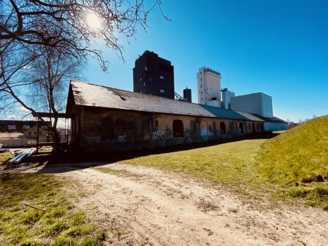 Billede af Haderslev Vestbanegård, som blev nedrevet i 1985 (Stationsbygningen), men varehuset eksister stadig og blev overtaget af Fuglsang.