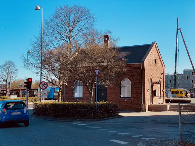 Billede af den tidligere postbygning ved Hillerød Station.