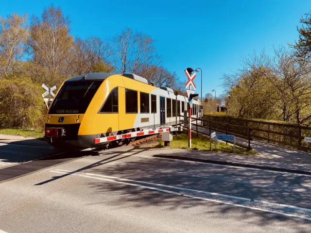 Billede af LT 121-221, tidligere LB 121-221 fotograferet ud for Mørdrup Station.