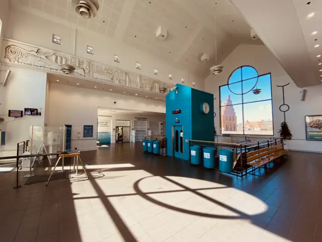 Billede af den nuværende færgeterminal, som er opført i 1991 på Helsingør Banegård og er udsmykket af kunstneren Bjørn Nørgaard.