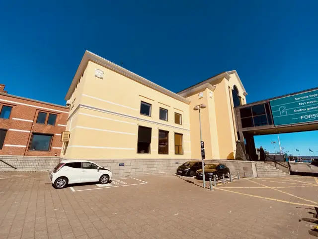 Billede af den nuværende færgeterminal, som er opført i 1991 på Helsingør Banegård og er udsmykket af kunstneren Bjørn Nørgaard.