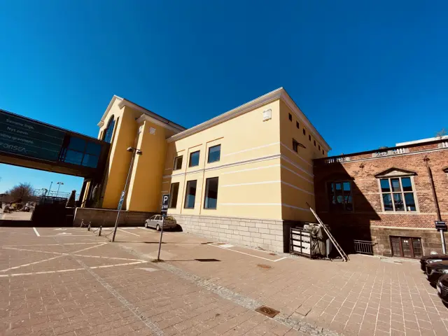 Billede af den nuværende færgeterminal, som er opført i 1991 på Helsingør Banegård og er udsmykket af kunstneren Bjørn Nørgaard.