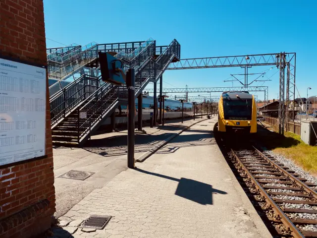 Billede af Helsingør-Hornbæk-Gilleleje toget på vej mod Gilleleje via havnebanen fra Helsingør Banegård.