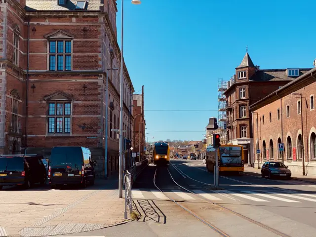Billede af Helsingør-Hornbæk-Gilleleje toget på vej mod Gilleleje via havnebanen fra Helsingør Banegård.