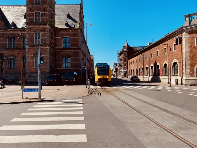 Billede af Helsingør-Hornbæk-Gilleleje toget på vej mod Gilleleje via havnebanen fra Helsingør Banegård.