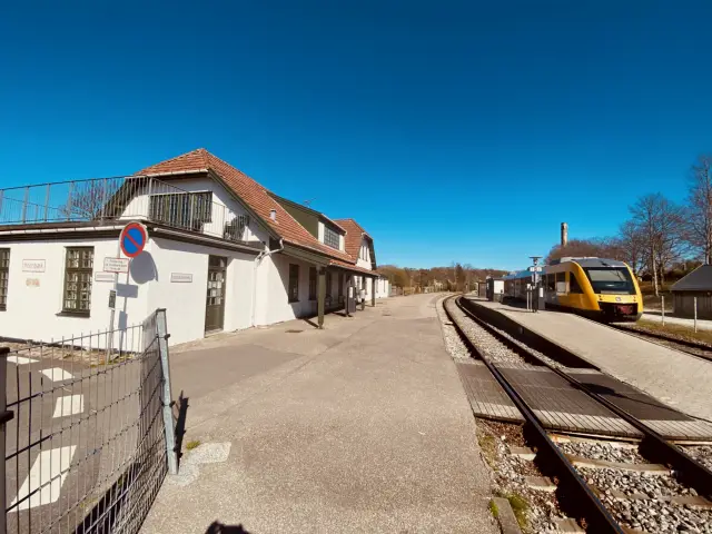 Billede af LT 107-207, tidligere LB 107-207 fotograferet ud for Hornbæk Station.
