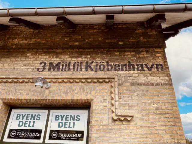 Billede af Birkerød Station med bemaling: 3 Miil til Kjöbenhavn.