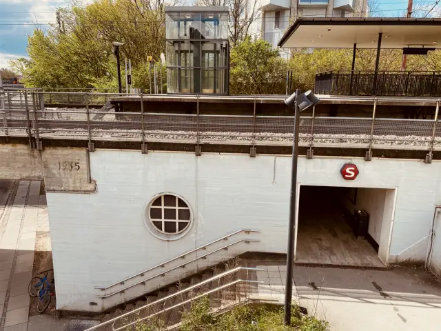 Billede af Jægersborg S-togstrinbræt.