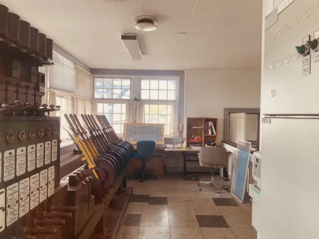 I 1992 blev stationsbygningen og signalhuset i Vejen Stations vestlige ende fredet. Fredningen gør at der ikke kan foretages ændringer på bygningen udvendig. Fredningen omfatter også det gamle centralapparat fra 1918, som stadig står tilbage.