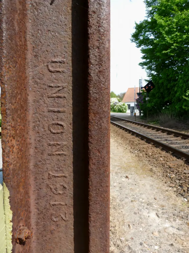 Billede af Øster Toreby Stations rækværk - skinne af mærket UNION år 1913.