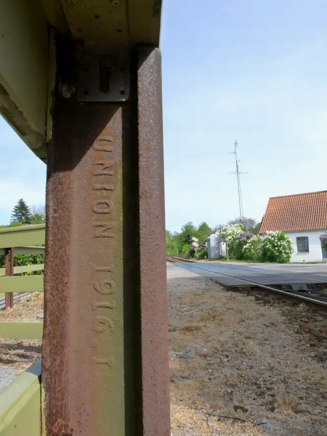 Billede af Øster Toreby Stations rækværk - skinne af mærket UNION år 1916.
