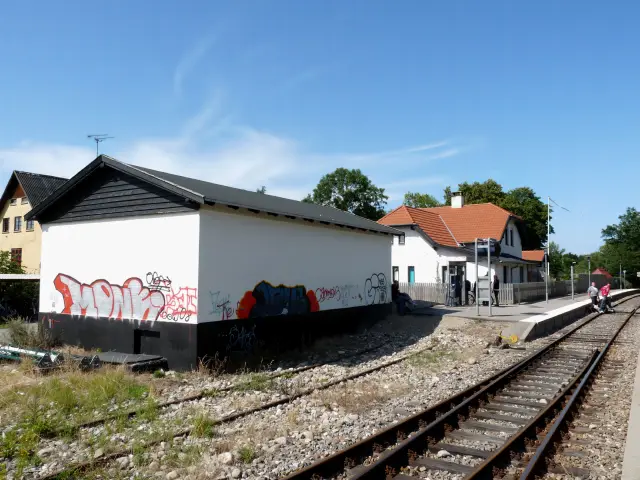 Billede af Fårevejle Stations pakhus.