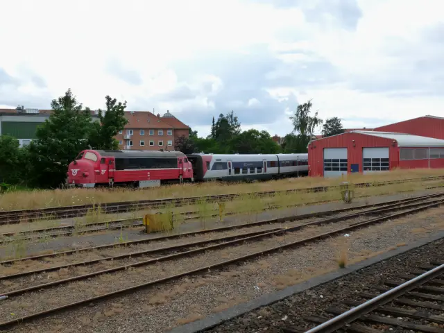 Billede af DSB MX 1010, senere OHJ MX 103 - fotograferet ud for Holbæk Station.