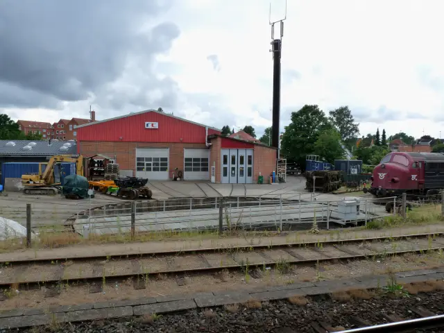 Billede af Holbæk Stations remise.
