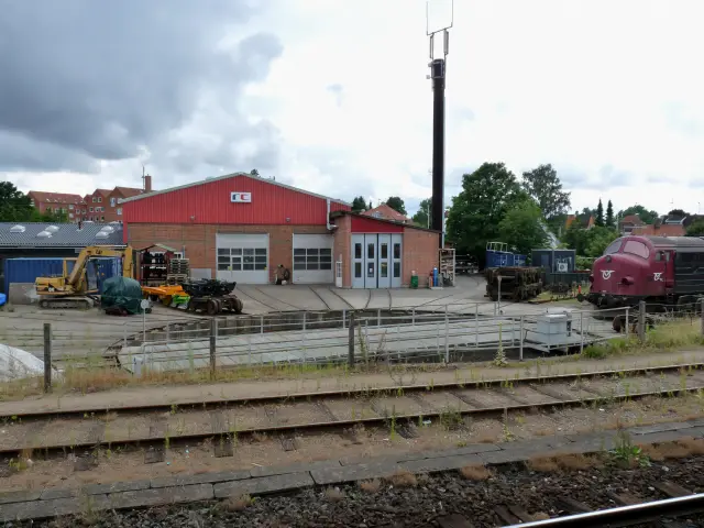 Billede af Holbæk Stations remise.