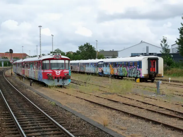 Billede af VL YM 55, tidligere OHJ-HTJ YM 55 - fotograferet ud for Holbæk Station.
