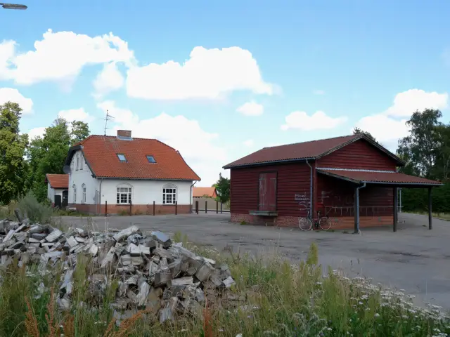 Billede af Kirke-Eskildstrup Station med det klassiske varehus.