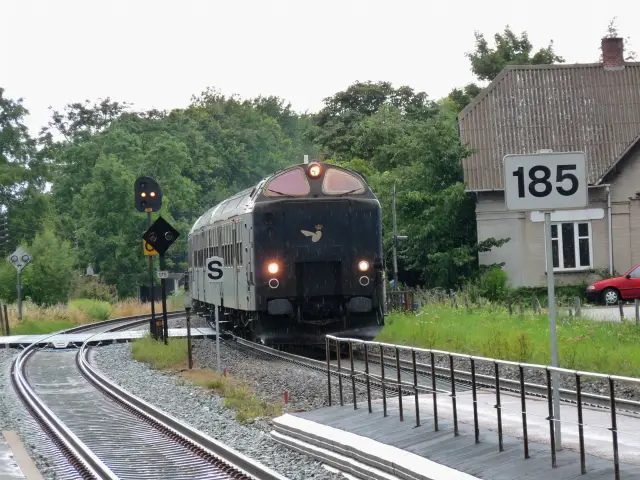 Billede af tog ud for Mørkøv Station.
