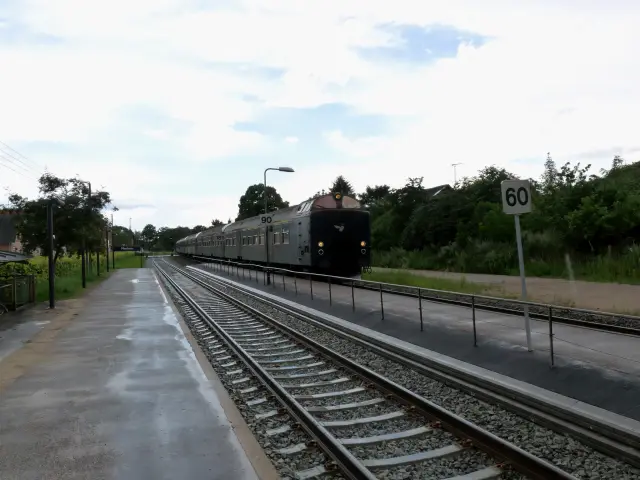 Billede af tog ud for Mørkøv Station.