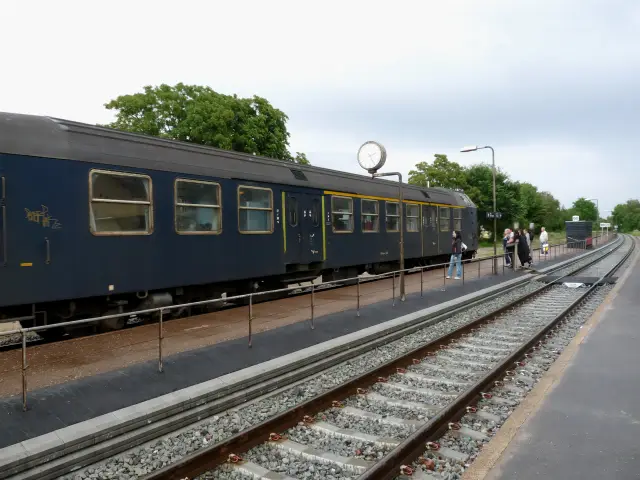 Billede af tog ud for Mørkøv Station.