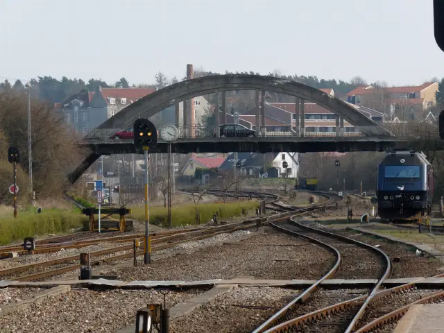 Billede af DSB ME 1514 fotograferet ud for Næstved Stations ikoniske sydbro, som blev revet ned i weekenden mellem den 31. august og 3. september 2018.