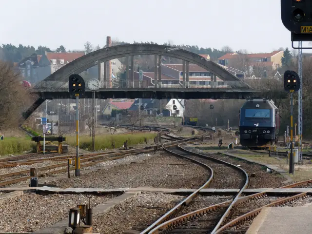 Billede af  DSB ME 1514 fotograferet ud for Næstved Stations ikoniske sydbro, som blev revet ned i weekenden mellem den 31. august og 3. september 2018.