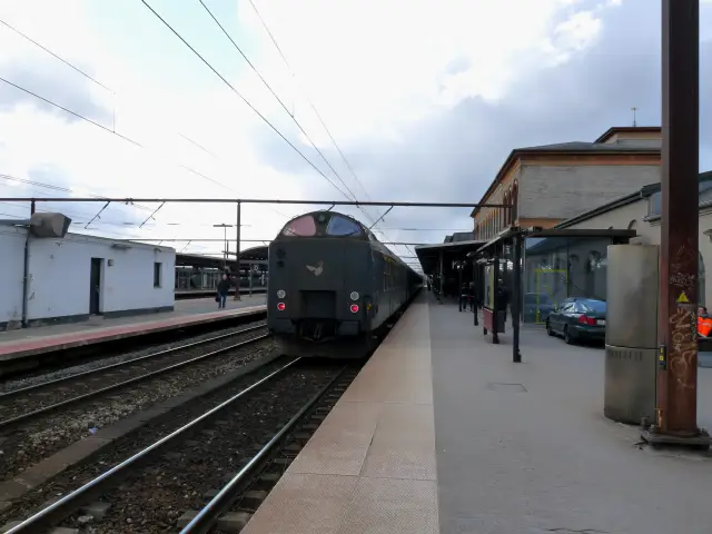Billede af tog ud for Roskilde Station.
