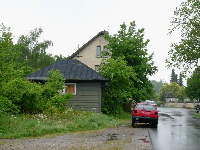 Billede af det grønne Ilgodsvarehus ved  Rødby Station.