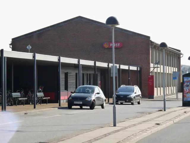 Billede af Skanderborg Station med posthuset i baggrunden.