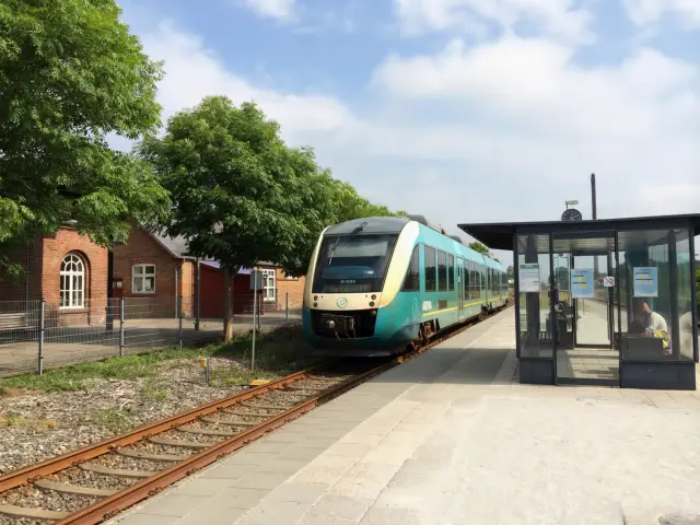 Billede af tog ud for Skjern Station.