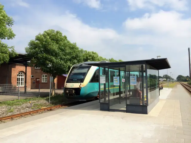 Billede af tog ud for Skjern Station.