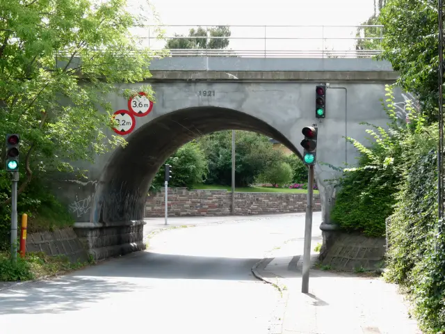 Billede af jernbanebroen ved Stenhus Station.